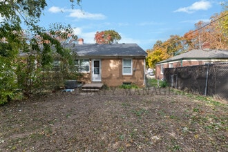 2042 S Pinecrest St in Wichita, KS - Foto de edificio - Building Photo