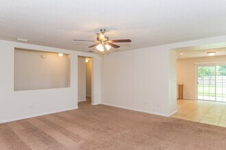 7166 Newman Lake Ct in Jacksonville, FL - Foto de edificio - Building Photo