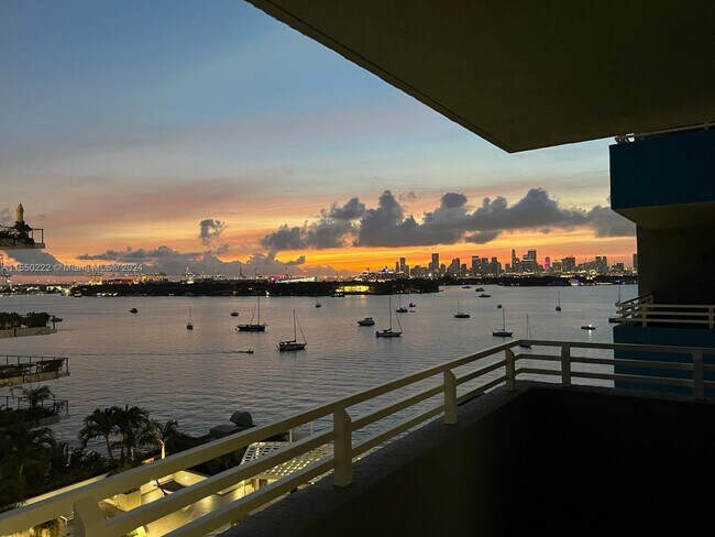 1330 West Ave, Unit 806 in Miami Beach, FL - Foto de edificio - Building Photo