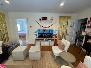 44 Greycliff Rd, Unit 1 in Boston, MA - Foto de edificio - Building Photo