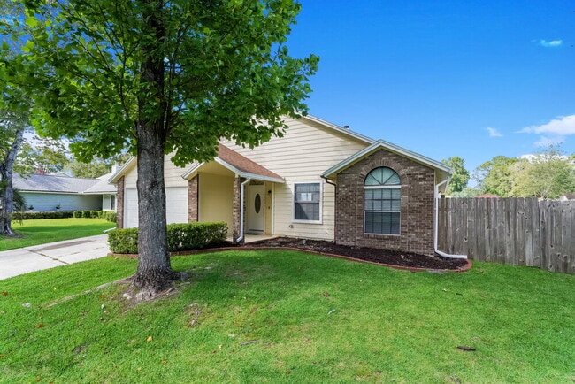 1266 Bee St N in Orange Park, FL - Foto de edificio - Building Photo