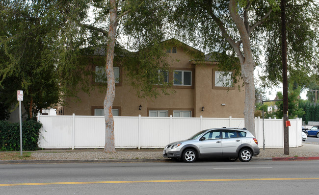 5550 Allott Ave in Van Nuys, CA - Building Photo - Building Photo