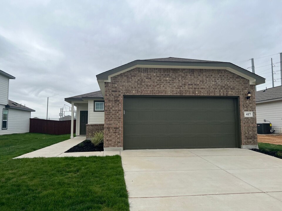 417 Jean St in Seguin, TX - Building Photo