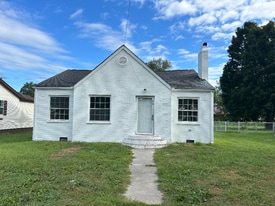 814 W Chester Ave in Middlesboro, KY - Building Photo