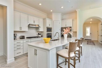 9280 Cormorant Dr in Naples, FL - Foto de edificio - Building Photo