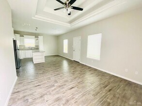 801 W Sunset Valley St in Alton, TX - Foto de edificio - Building Photo