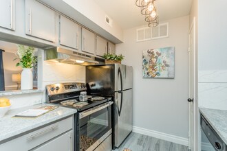 La Estancia Apartments in Houston, TX - Foto de edificio - Building Photo
