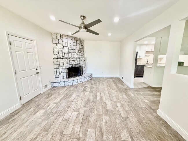 890 Athan Ave in Roseville, CA - Foto de edificio - Building Photo