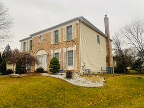 10 Victoria Way in Kendall Park, NJ - Building Photo - Building Photo