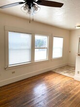 608 SE Tacoma St in Portland, OR - Foto de edificio - Building Photo