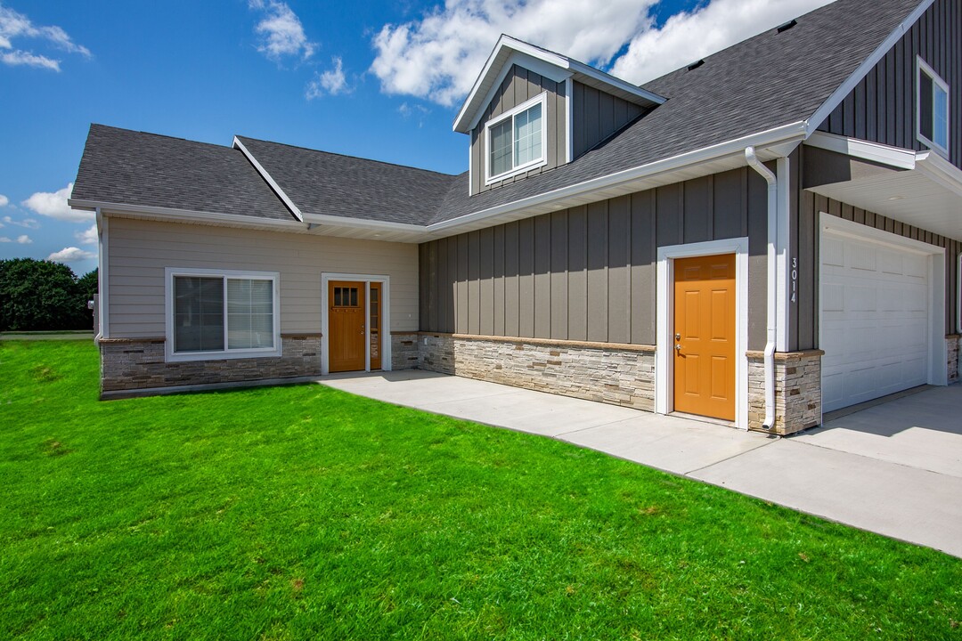 The Earl Twin Homes in Bismarck, ND - Building Photo