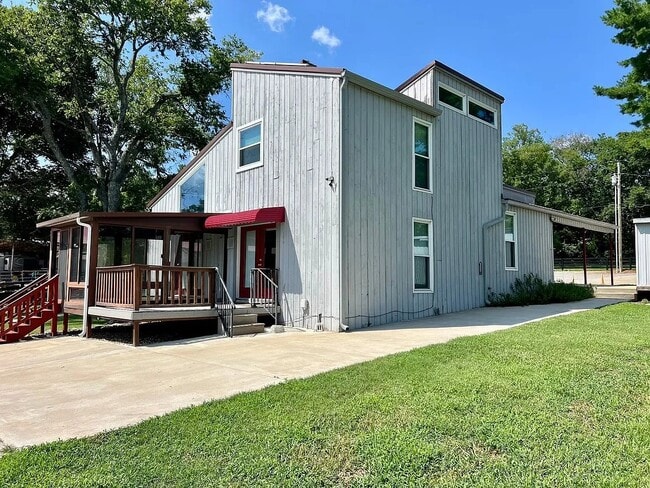 property at 905 Hickory Hills Dr