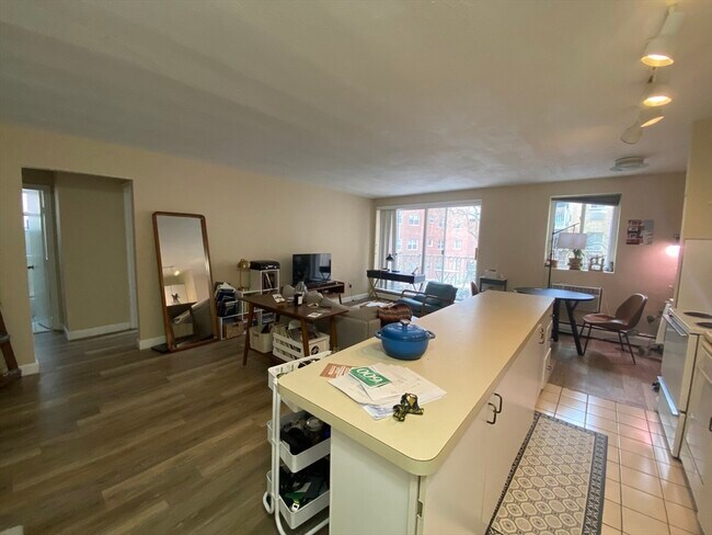 122 Sewall Ave, Unit #1 in Brookline, MA - Building Photo - Building Photo