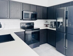 1086 Woodfield Rd in Greenacres, FL - Building Photo - Building Photo