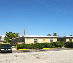 212-220 NW 3rd St in Hallandale Beach, FL - Building Photo - Building Photo