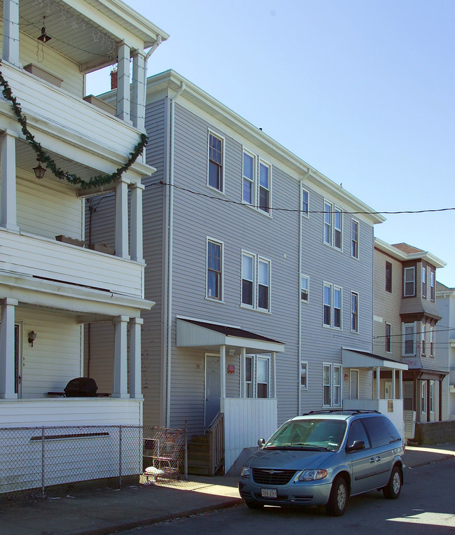 51-59 Benjamin St in Fall River, MA - Foto de edificio - Building Photo