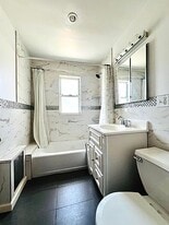 21-24 29th St in Queens, NY - Building Photo