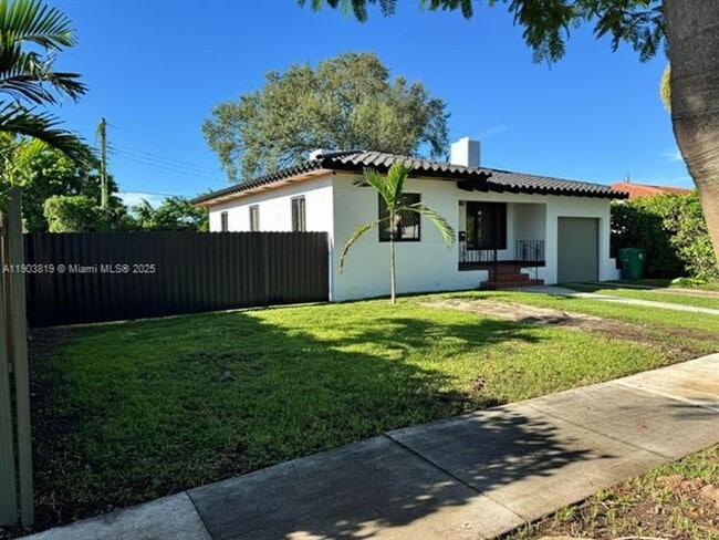 2210 SW 25th St in Miami, FL - Building Photo - Building Photo