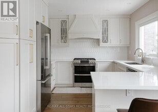 10 Thicketwood Blvd in Whitchurch-Stouffville, ON - Building Photo - Building Photo