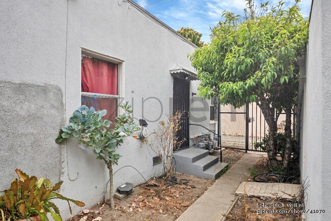 3416 1/2 Bronson Ave in Los Angeles, CA - Building Photo - Building Photo