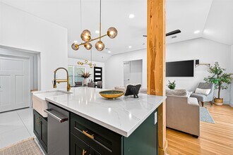 5121 Locust St in Bellaire, TX - Building Photo - Building Photo