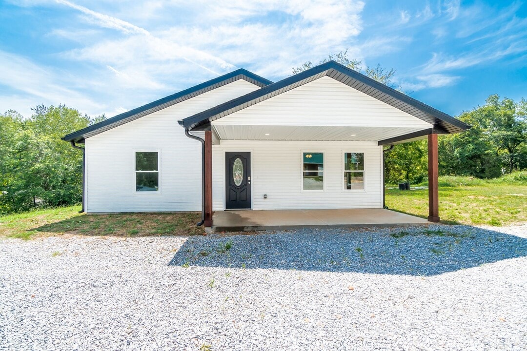 807 Jesse James Rd in Pineville, MO - Building Photo