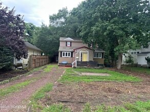 32 Woodrow St in Ocean Township, NJ - Foto de edificio - Building Photo