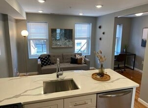 13 Wiget St, Unit 3 in Boston, MA - Foto de edificio - Building Photo