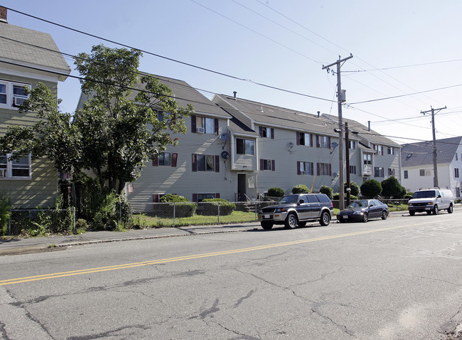 861-871 Middlesex St in Lowell, MA - Foto de edificio - Building Photo