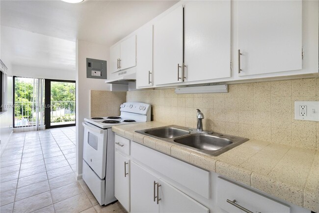 2323 SE 18th St-Unit -3 in Fort Lauderdale, FL - Foto de edificio - Building Photo