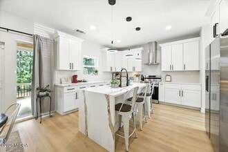 100 Lakeside Dr in Forsyth, GA - Building Photo - Building Photo