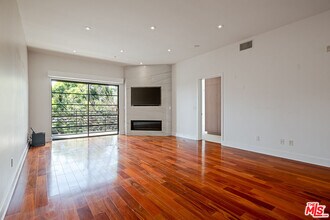 8788 Shoreham Dr in West Hollywood, CA - Building Photo - Building Photo