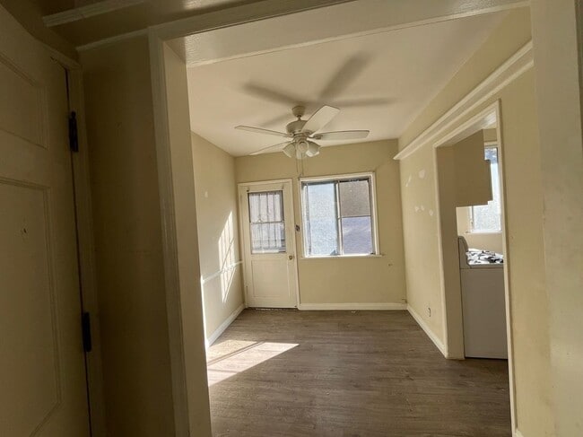 126 N Maple St in Burbank, CA - Foto de edificio - Building Photo