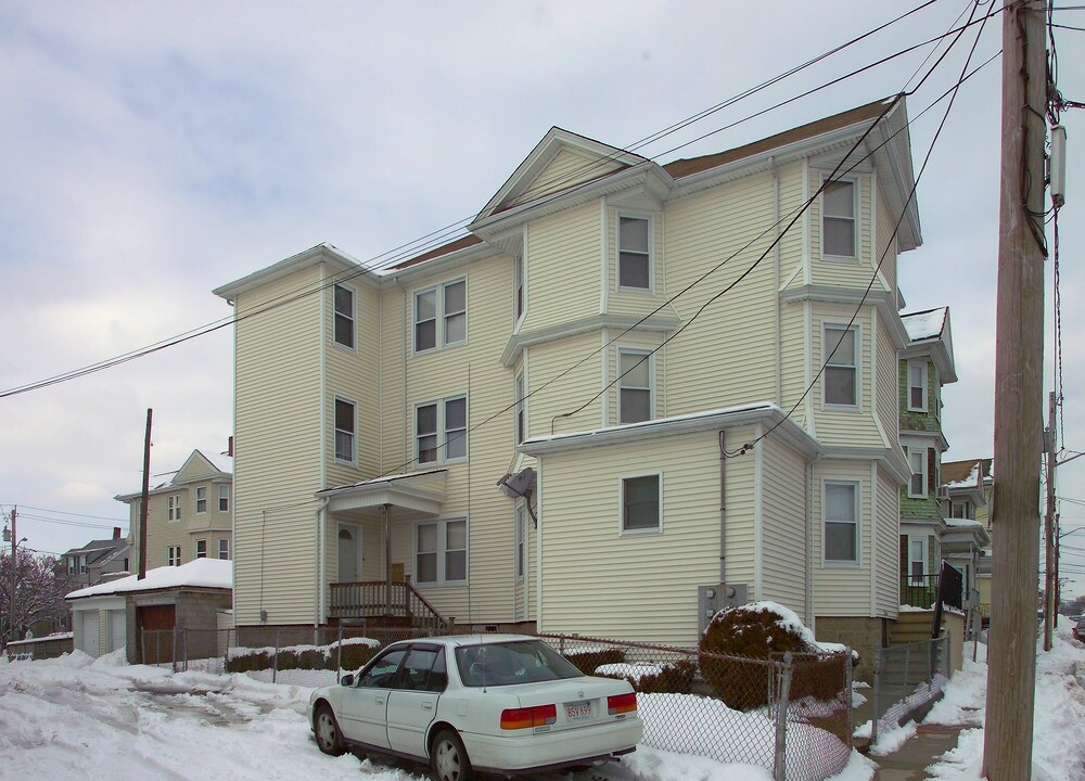 147 17th St in Fall River, MA - Building Photo