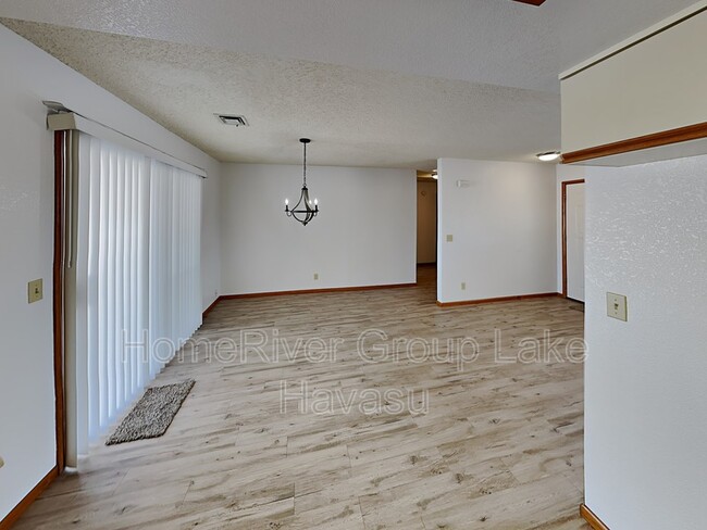 2721 Indian Pipe Dr in Lake Havasu City, AZ - Foto de edificio - Building Photo