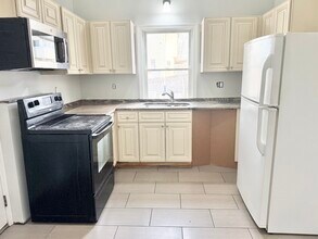 241 Lowell St, Unit New Construction in Waltham, MA - Foto de edificio - Building Photo