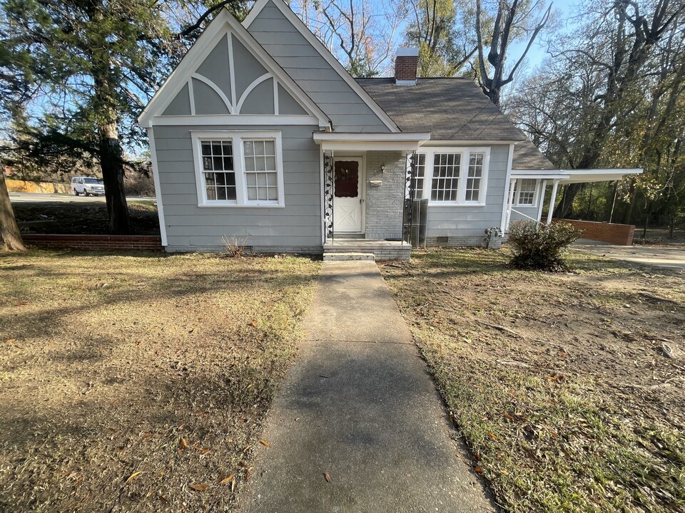 1703 W Montgomery Rd in Tuskegee Institute, AL - Building Photo