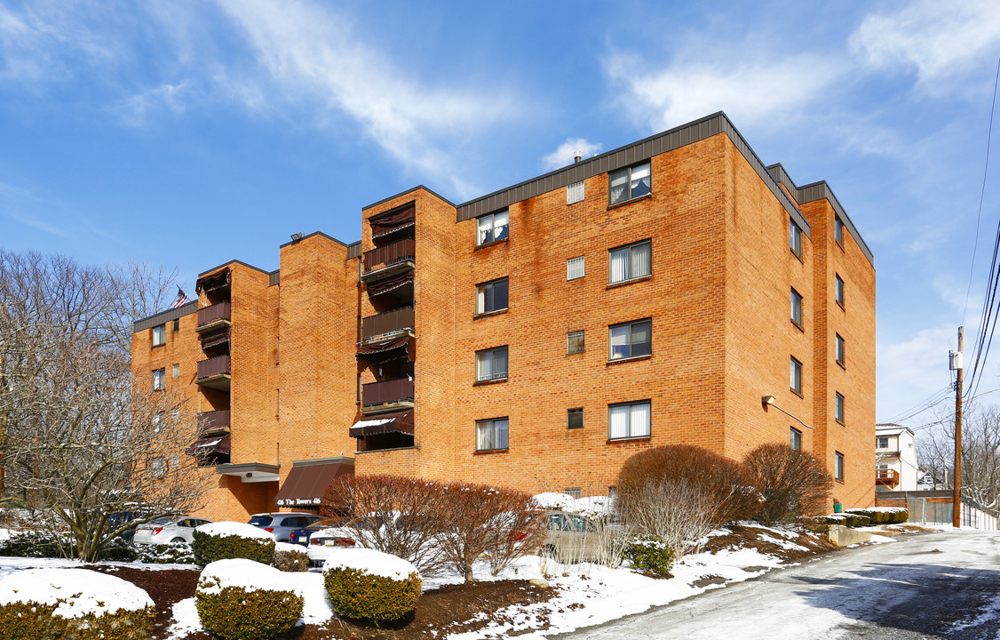 The Towers in Oakmont, PA - Building Photo