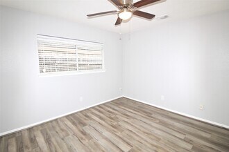 2126 Highland Hills Dr in Sugar Land, TX - Building Photo - Building Photo