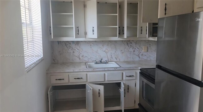 230 SW 11th Ave in Hallandale Beach, FL - Building Photo - Building Photo