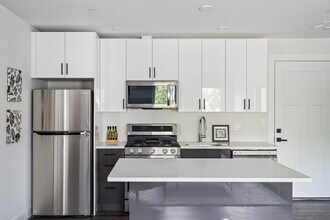 319 Belgrade Ave, Unit 201 in Boston, MA - Building Photo - Building Photo