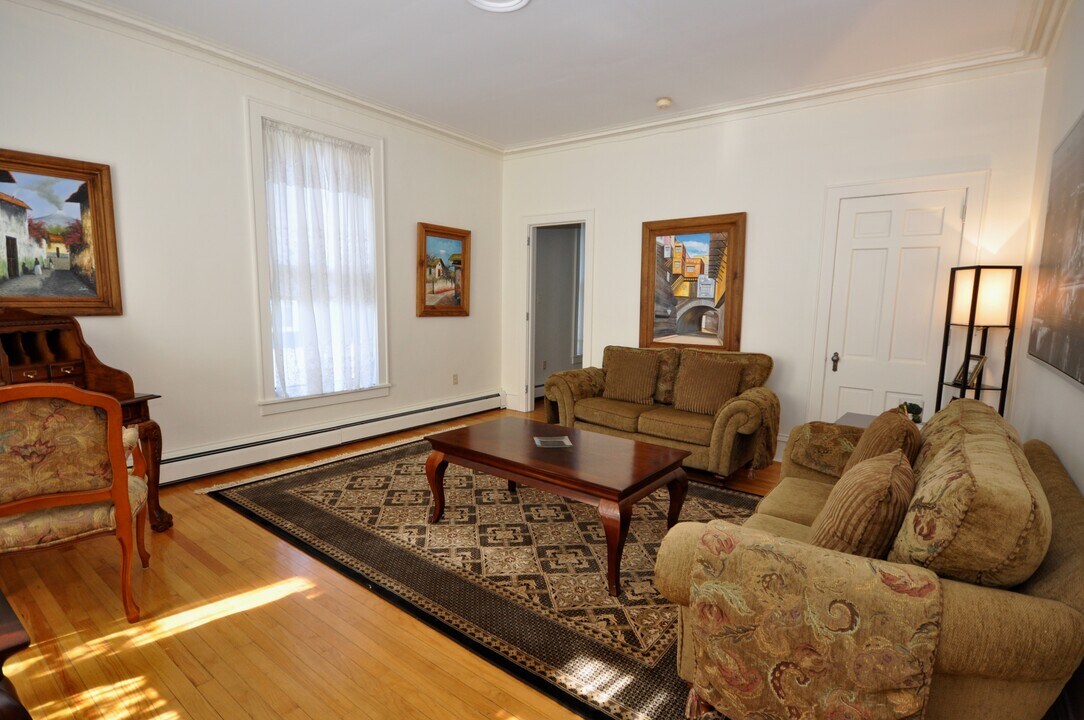 57 Park St, Unit 15 in Malone, NY - Foto de edificio