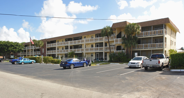 Apartments on 11th in Pompano Beach, FL - Foto de edificio - Building Photo