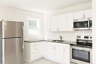 616 Rockcreek Rd in Charlottesville, VA - Building Photo