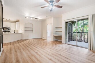 10108 Courtney Oaks Cir in Tampa, FL - Building Photo - Building Photo