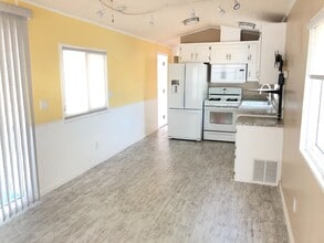 1295 S Cawston Ave in Hemet, CA - Building Photo - Building Photo