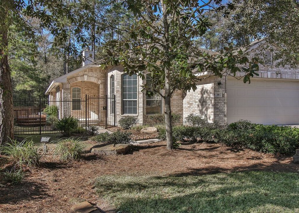 10 W Foxbriar Forest Cir in Spring, TX - Building Photo