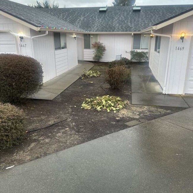 1469 Cameo Ct in Grants Pass, OR - Building Photo - Building Photo