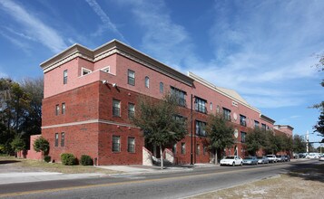 Lofts at West University in Gainesville, FL - Building Photo - Building Photo