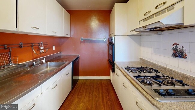 4600 Duke St, Unit 617 in Alexandria, VA - Building Photo - Building Photo